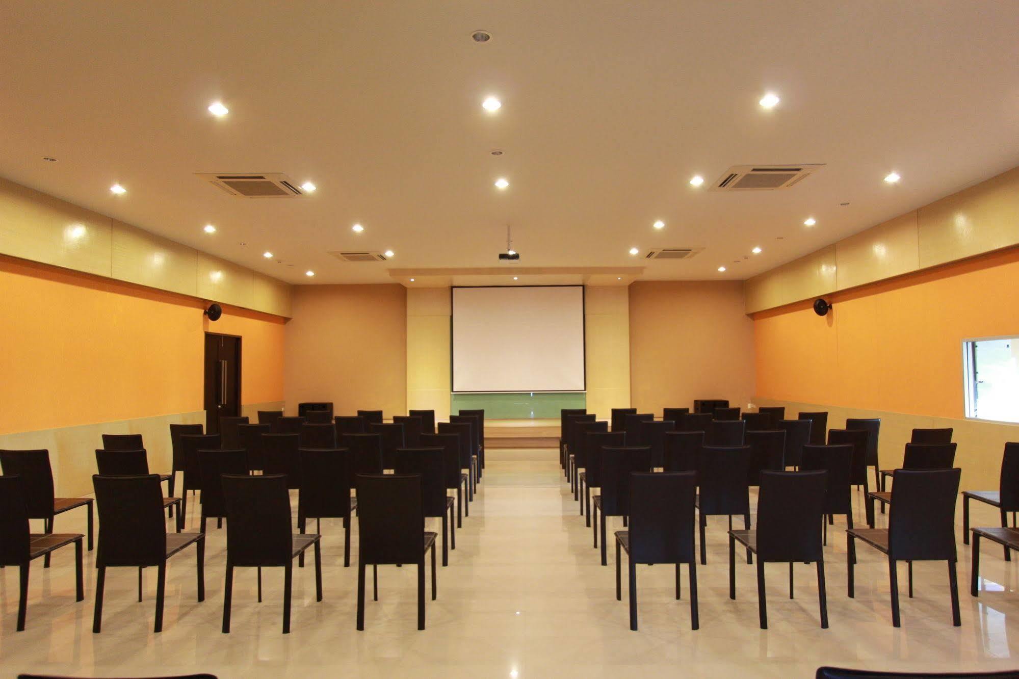 Trendy Hotel Nakhon Pathom Exteriör bild